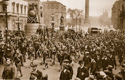 1e Bataljon London Scottish marcheren door Londen bij aankomst uit Frankrijk, 16 mei 1919 door English Photographer